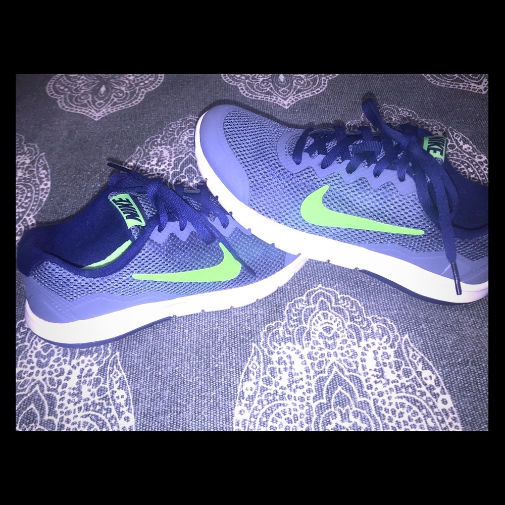 Boys Nike Sneakers sz4 cool colors!!!